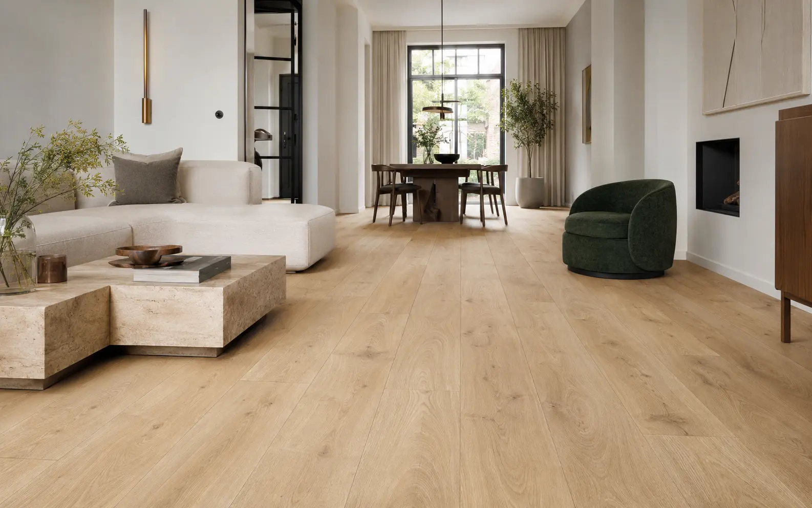 Lichte woonkamer met naturel vloer