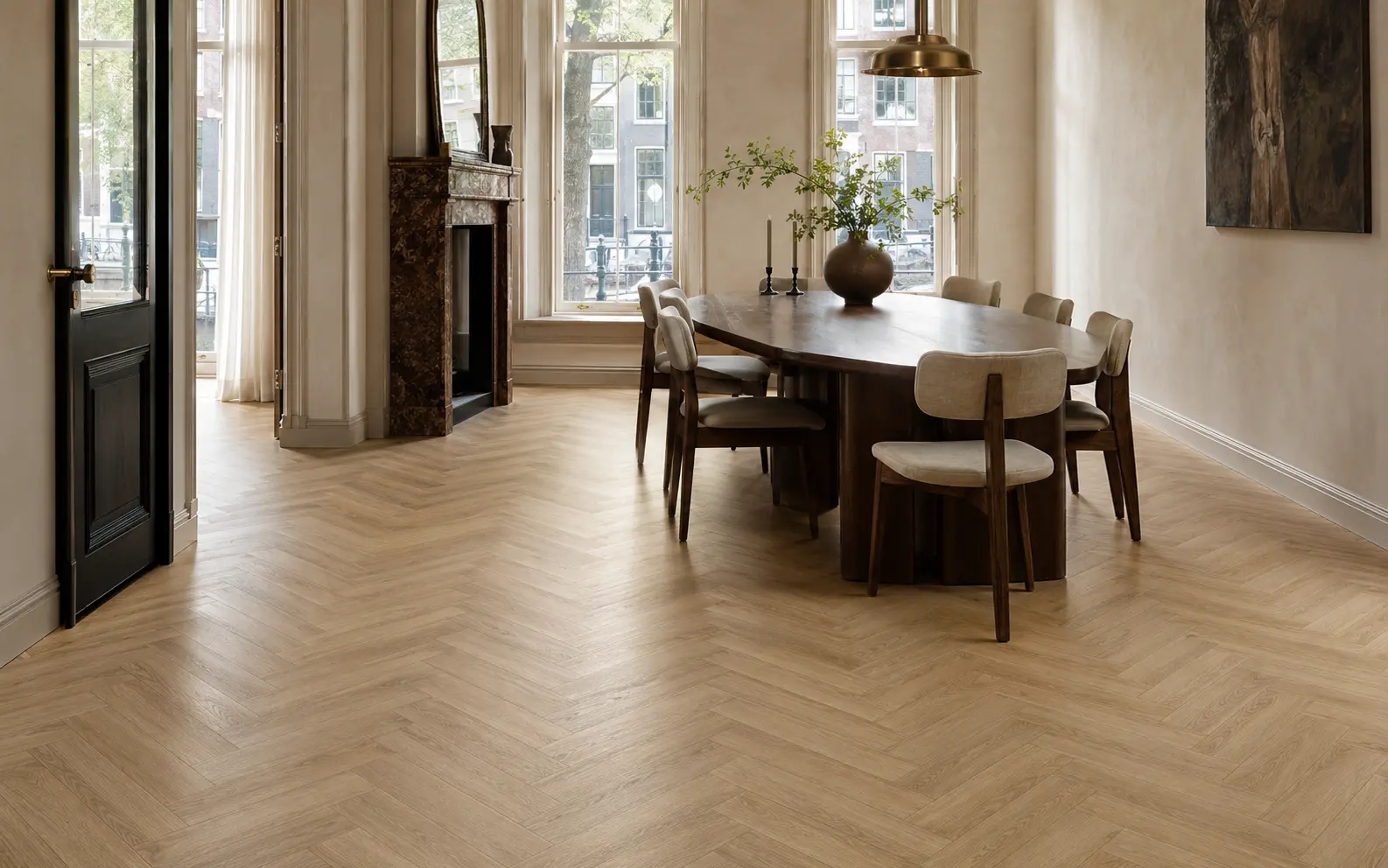 Interieur met naturel visgraatvloer
